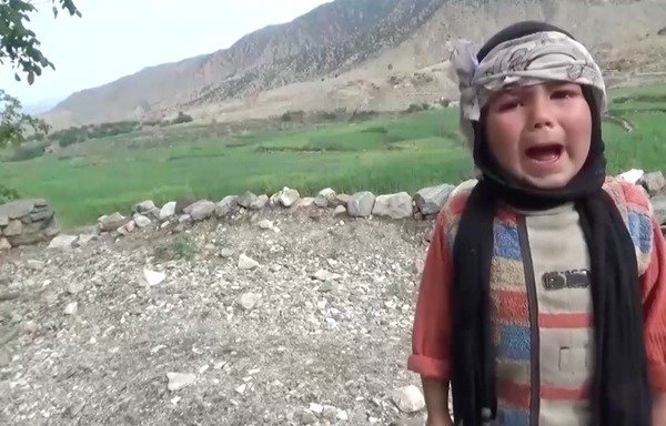 دریک عکس ضبط شده از فیلم منتشر شده بوسیله داعش درروز 4 مارسی یک بچه پریشان افغان نشان داده شده است. داعش تلاش دارد تا نیروهای ائتلاف بابت کشتن غیرنظامیان در جنگ افغانستان نکوهش کند اما یک سلسله حمله های خونبار تروریستهای داعش علیه افغانی ها خلاف آن را می گوید.