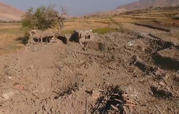 این عکس گرفته شده از یک فیلم تبلیغاتی درروز 4 مارس آثار یک حمله هوایی ائتلاف به مخفیگاه داعش را نشان می دهد.