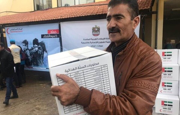 یک پناهنده سوری به عنوان بخشی از عملیات واکنش امارات متحده عربی برای پناهندگان سوری به نام «زمستان 2019» یک بسته غذایی دریافت می کند که دراوایل ژانویه در لبنان آغاز شد. [عکس با کسب اجازه از سفارت امارات متحده عربی در لبنان]