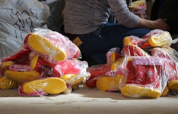 سوا برای پناهندگان سوری آسیب دیده از طوفان لباسهای زمستانی فراهم کرد. [عکس با کسب اجازه از سوا]