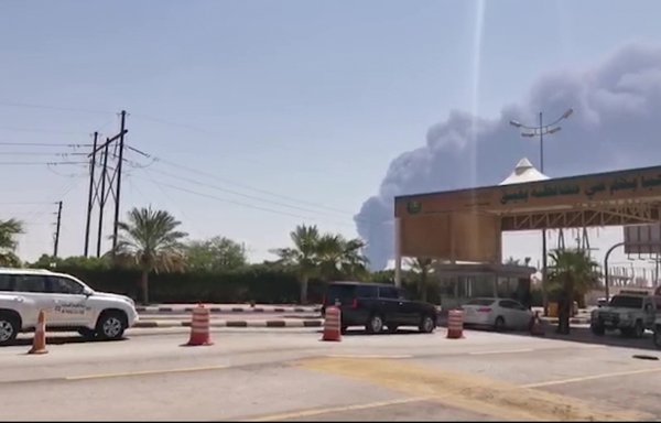 لقطة صورة من تلفزيون وكالة الصحافة الفرنسية، التقطت من فيديو أعد في 14 أيلول/سبتمبر، تظهر الدخان المتصاعد من مرفق نفطي تابع لشركة أرامكو في بقيق التي تبعد نحو 60 كيلومترا جنوبي غربي الظهران، في المقاطعة الشرقية للسعودية، وذلك بعد أن تسببت هجمات بطائرات مسيرة باندلاع النيران في مرفقين نفطيين لشركة أرامكو السعودية.