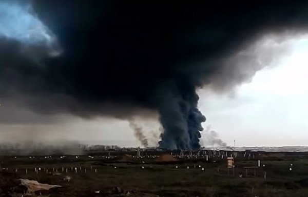 این عکس ضبط شده از یک فیلم یوتیوب عواقب یک حادثه درروز 8 اوت را در استان ارخانگلسک روسیه نشان می دهد. این فاجعه در خلال آزمایش یک موشک اتمی روی داد که به مرگ پنج تن از کارکنان و انتشار میزان افزایش یافته اشعه منجر شد.