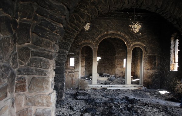 در این عکس که روز ۱۶ فروردین ۱۳۹۵ گرفته شده، نمای داخلی یک کلیسای سوخته در صومعه کاتولیک سریانی الیان قدیس در القریتین مشاهده می شود. الیان در قرن پنجم میلادی زندگی می کرد. القریتین یکی از واپسین پایگاه های قدرت داعش در مرکز سوریه بود. این عکس یک روز پس از تسلط یافتن دوباره نیروهای رژیم سوریه بر آن شهر گرفته شده است. [جوزف عید/خبرگزاری فرانسه]