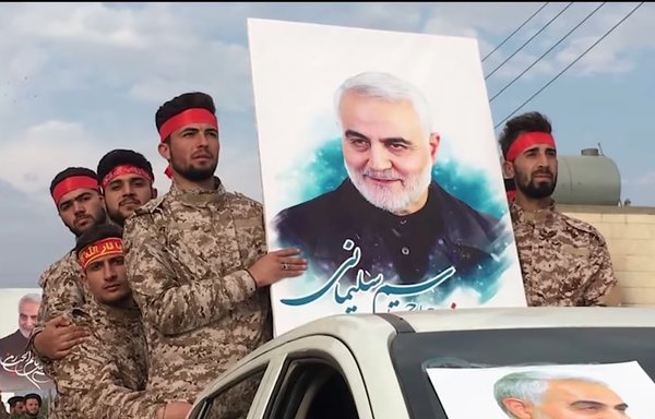 این تصویر که از یک ویدیوی منتشر شده توسط تلویزیون دولتی سوریه در ۲۱ بهمن گرفته شده است، اعضای گروه شبه نظامی الحاج قاسم سلیمانی، وابسته به نیروی قدس سپاه پاسداران، را نشان می دهد که از حلب آمده اند و وارد دیرالزور می شوند.