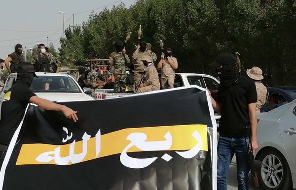 در این تصویر که در اینترنت منتشر شده، اعضای مسلح گروه شبه نظامی «ربع الله» وابسته به ایران، روز ۵ فروردین در یک رژه نظامی در بغداد شرکت کرده اند. شبه نظامیان در این رژه مصطفی کاظمی، نخست وزیر عراق، را تهدید کردند که در صورت ادامه سرکوب گروه های شبه نظامی توسط دولت عراق، علیه او دست به خشونت خواهند زد.