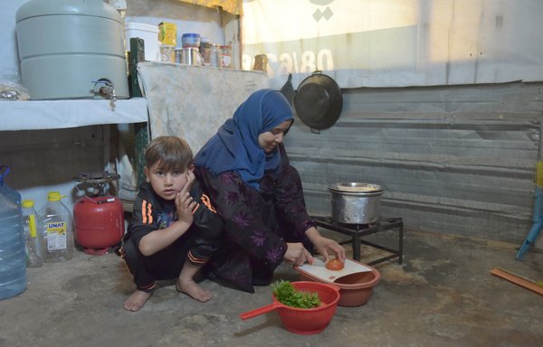 Awfa Ali al-Khodr prepares Ramadan iftar, which this year has been dominated by grains and salads, as meat prices have been exorbitant. [Ziad Hatem/Al-Mashareq]
