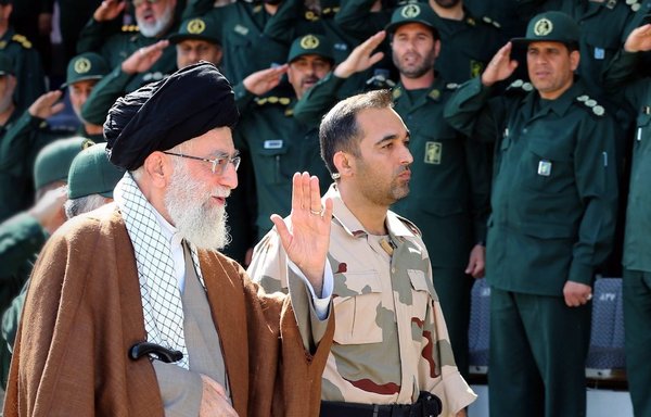 علی خامنه ای، رهبر ایران، در این عکس بدون تاریخ منتشر شده در اینترنت در رژه سپاه پاسداران شرکت کرده است. ناظران می گویند، نشانه های تازه ای از شکاف فزاینده میان شبه نظامیان عراقی تحت کنترل سپاه و سرپرستان ایرانی آنها دیده می شود.