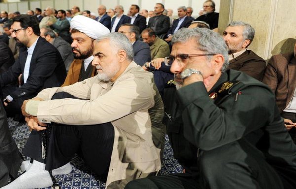 يظهر في هذه الصورة غير المؤرخة التي تم تداولها على مواقع التواصل الاجتماعي، قائد فيلق القدس التابع للحرس الثوري، إسماعيل قاآني، وهو قد عجز عن ملء الفراغ الذي خلفه رحيل سلفه قاسم سليماني (يرتدي سترة بلون البيج).