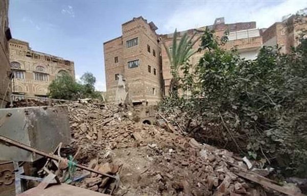 در یک عکس منتشر شده در شبکه های اجتماعی، خانهای در شهر قدیم صنعا دیده میشود که متعلق به عبدالله البردونی، شاعر فقید یمنی، بوده و در اثر بارش سنگین باران در سال ۱۳۹۹ فرو ریخته است. این خانه یکی از مواردی است که حوثیها مصادره کردهاند.