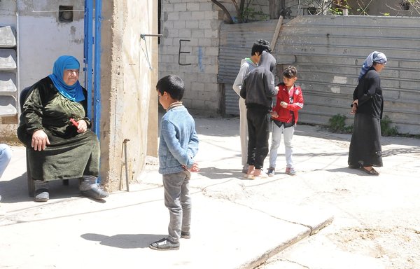 کودکان در پاییز ۱۴۰۰ در کوچه ای در اردوگاه پناهجویان منطقه سعدنایل، واقع در دره بقاع لبنان، بازی می کنند. [زیاد حاتم]