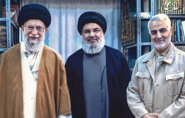 در این عکس بدون تاریخ که توسط دفتر رهبر ایران منتشر شده است علی خامنه ای رهبر ایران (سمت چپ)، حسن نصرالله رهبر حزب الله (نفر وسط)، و قاسم سلیمانی فرمانده کشته شده نیروی قدس، دیده می شوند.