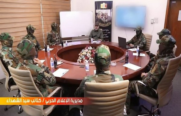 در این عکس که روز ۲۰ آبان در اینترنت منتشر شد، ابوولاء الولائی، رهبر شبه نظامیان سید الشهدا، به همراه شماری از پیروانش دیده می شود.