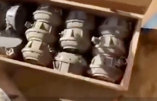 لقطة من شريط فيديو نشره المركز الإعلامي للواء العمالقة تظهر فيه المتفجرات التي أخفاها الحوثيون في صناديق إغاثة أممية قبل تهريبها إلى جبهات القتال في محافظة مأرب.