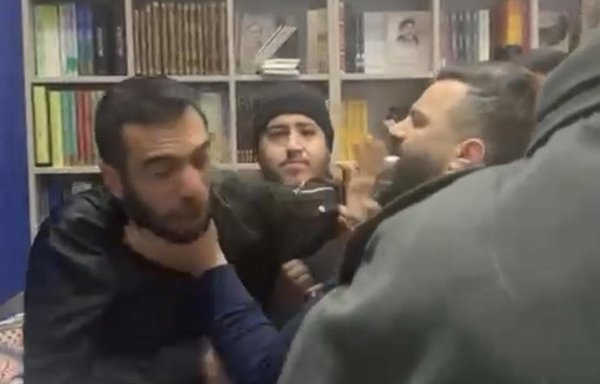 شفیق بدر، کنشگر لبنانی، پس از انتقاد از نصب تصویر بسیار بزرگی از قاسم سلیمانی، فرمانده کشته شده سپاه پاسداران انقلاب اسلامی، در کنار غرفه ایران در نمایشگاه کتاب عرب بیروت مورد ضرب و جرح قرار گرفت. [تصویر برگرفته از ویدیو]