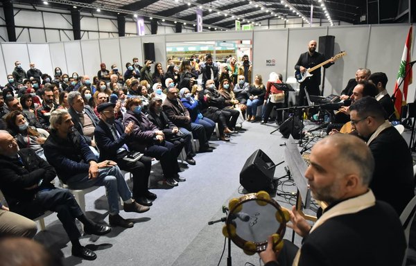 مؤسسات انتشاراتی ایرانی حاضر در نمایشگاه کتاب بیروت روز ۱۴ اسفند از یکی از برگزارکنندگان این نمایشگاه درخواست کردند تا کنسرت گروه «بیکار بیروت» را متوقف کند؛ چرا که موسیقی «با اصول آنها مغایرت دارد.» [فاضل عیتانی]
