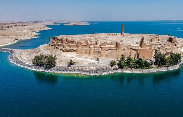 این عکس گرفته‌شده در ١٣ خردادماه، نمایی هوایی از قلعه جعبر واقع در جزیره‌ای در دریاچۀ اسد سوریه در استان الرقه را نشان می‌دهد. قلعۀ باستانی کنار دریاچه زمانی توسط داعش برای انجام حملاتش مورد استفاده قرار می‌گرفت، اما اکنون دوباره به‌آرامی جایگاه خود را به‌عنوان یک مقصد گردشگری مهم به‌دست می‌آورد و بازدیدکنندگانی را از سراسر سوریه جذب خود می‌کند. [دلیل سلیمان/خبرگزاری فرانسه]