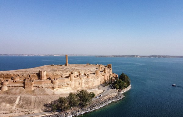 این عکس گرفته‌شده در ١٣ خردادماه، نمایی هوایی از قلعۀ باستانی موسوم به قلعه جعبر واقع در کنار دریاچه را در استان الرقۀ سوریه نشان می‌دهد. [دلیل سلیمان/خبرگزاری فرانسه]