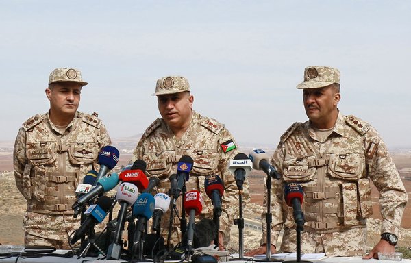 روز ٢٨ بهمن‌ماه سال گذشته سرهنگ مصطفی الحیاری، سرهنگ زید الدباس و سرهنگ یوسف الدهام از ارتش اردن یک کنفرانس خبری مشترک درخصوص قاچاق مواد مخدر در مرز اردن و سوریه برگزار می‌کنند. [خلیل مزراوی/خبرگزاری فرانسه]