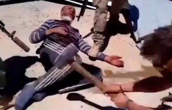 تظهر لقطة من مقطع فيديو تم تداوله عبر الإنترنت مرتزقة روس يعملون ضمن مجموعة فاغنر في سوريا وهم يقومون بتعذيب المجند السوري محمد طه إسماعيل العبدالله عام 2017.