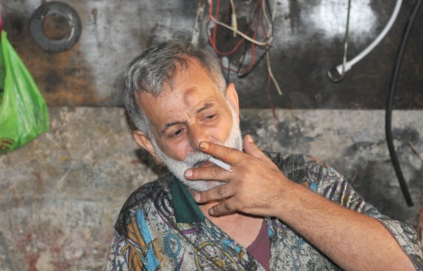 محمد خالد السید یک سال پیش در بحبوحۀ بحران لبنان مجبور شد کسب و کار نقاشی مبلمان خود در طرابلس را تعطیل کند. [زیاد حاتم/ المشارق]