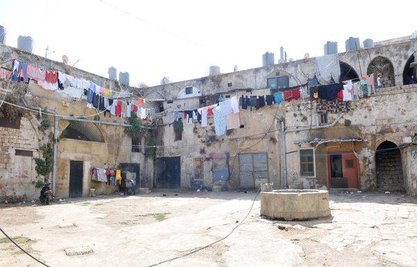 منطقۀ خان‌التماثیل در منطقۀ بندر طرابلس که در اینجا دیده می‌شود محل سکونت چندین خانوادۀ فقیر است. این منطقه، یک مکان مهم از نظر باستان‌شناسی و تاریخی است و بازسازی آن به احیای گردشگری کمک می‌کند. [زیاد حاتم/ المشارق]