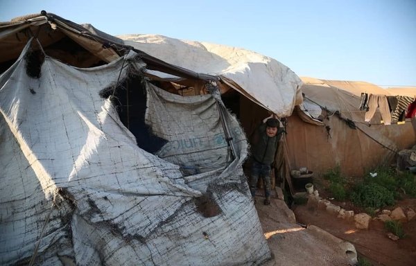 Many of the tents in al-Tah camp are torn, and tarpaulins covering them need to be replaced to protect those living in them from the winter cold and rain. [Abdul Salam Youssef]