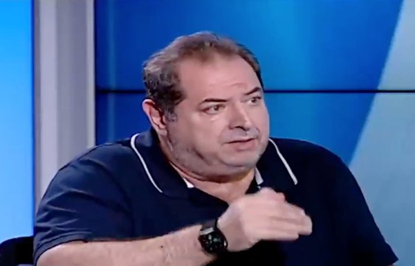 حسن مقلد، یک صراف لبنانی که نامش در فهرست سیاه قرار دارد، در شهریور ۱۴۰۰ در این عکس گرفتهشده از ویدیوی «پانوراما تودی» دیده میشود. مقلد این ویدیو را در حساب توییتر خود بازتوییت کرده است.