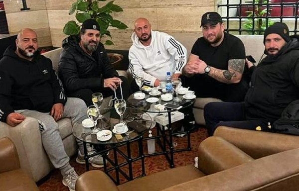 نوح زعيتر ووسيم بديع الأسد وضباط من الفرقة الرابعة التابعة للنظام السوري في صورة التقطت بفندق الشيراتون في دمشق. وقد نشر الأسد الصورة على صفحته على فيسبوك وعلى حسابه على تويتر في 17 كانون الثاني/يناير الجاري وأرفقها بتعليق "أحلى إخوة".