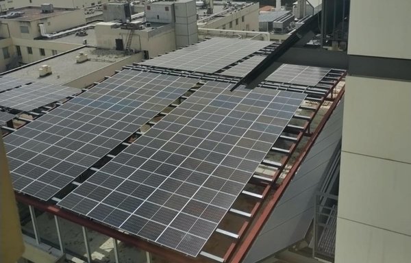 صورة التقطت في أيار/مايو 2023 تظهر ألواحا شمسية في مستشفى أوتيل ديو بمنطقة الأشرفية ببيروت. [زياد حاتم/المشارق]