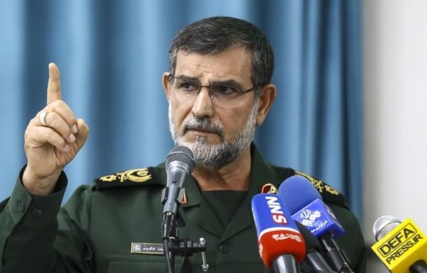 علیرضا تنگسیری، فرمانده نیروی دریایی سپاه پاسداران انقلاب اسلامی، گفته است کشتیهایی که از تنگهٔ هرمز عبور میکنند «باید خود را به زبان فارسی معرفی کنند».