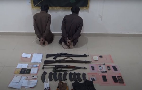 عنصران من داعش تم اعتقالهما على يد قوات خاصة من قوات سوريا الديموقراطية (قسد) في قرية سبخة بناحية الشدادي في محافظة الحسكة، يظهران في لقطة من فيديو لقوات قسد إلى جانب أسلحة ومواد أخرى تم ضبطها بحوزتهما.